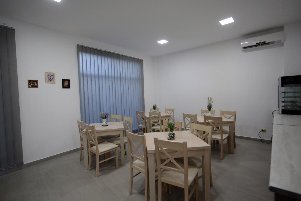 Guest House Prague Zugdidi Esterno foto